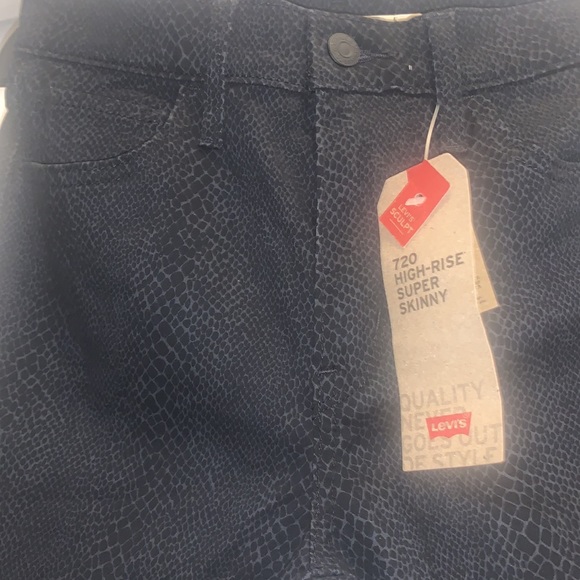 Levi's Women's 720 Python-Print High-Rise Super Skinny Jeans - Picture 12 of 12